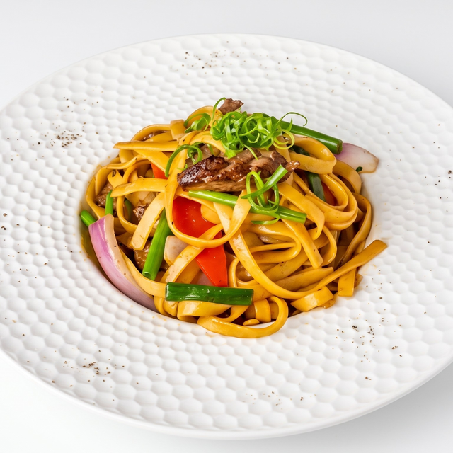 Tallarín Saltado con Carne [Stir-Fried Noodles with Beef].