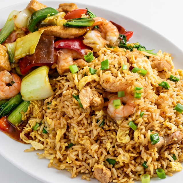 Combinado Chifa de Camarón [Shrimp, Fried Rice & Noodle Combo].