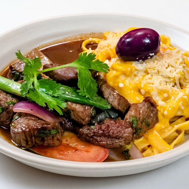 Fettuccine con Lomo Saltado [Fettuccine with Stir-Fried Beef].